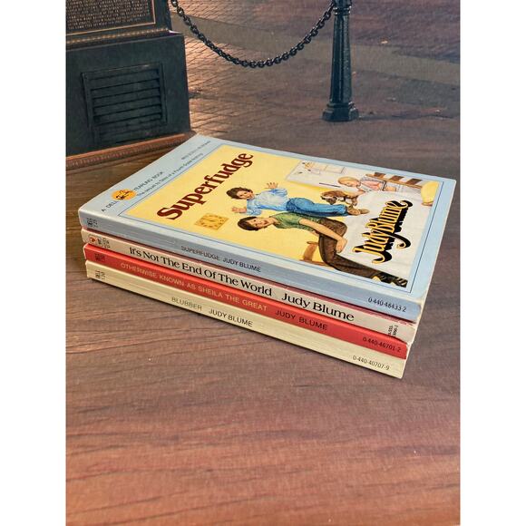 Vintage 80s Set of 4 Paperback Judy Blume: Superfudge, Blubber, Sheila, World - Picture 1 of 9